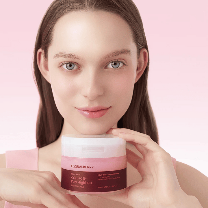 Une femme tient un pot Collagen Pore-Tight Up Gel Toner Pads, avec un fond rose et un sourire. Le pot est marqué avec le nom du produit et contient des tampons de toner pour améliorer la fermeté de la peau et réduire la taille des pores.