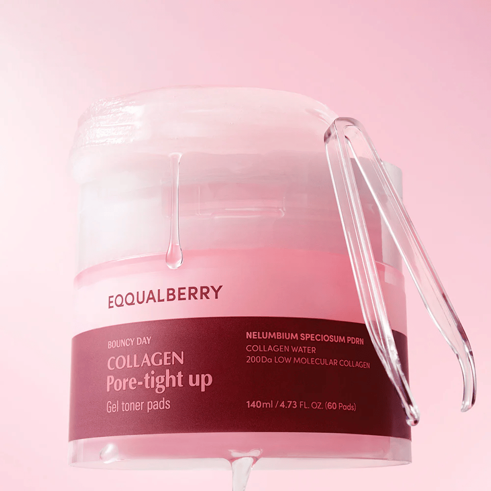 Un emballage de Collagen Pore-Tight Up Gel Toner Pads, avec une teinte rose et des ingrédients actifs comme le collagène et le Nelumbium Speciosum. Le produit montre comment le gel du masque dégouline du bord du pot.