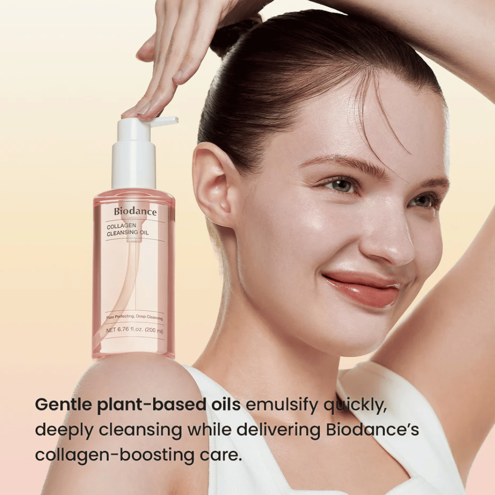 Femme souriante avec une peau éclatante utilisant Biodance Collagen Cleansing Oil. Le produit est clairement affiché avec un texte sur les huiles végétales et le nettoyage soutenant le collagène.