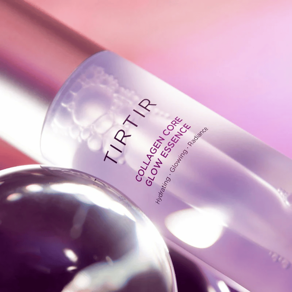 Gros plan de TIRTIR Collagen Core Glow Essence – essence illuminatrice dans une bouteille violette élégante axée sur l'hydratation et l'éclat naturel de la peau.