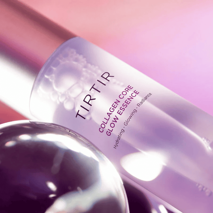 Gros plan de TIRTIR Collagen Core Glow Essence – essence illuminatrice dans une bouteille violette élégante axée sur l'hydratation et l'éclat naturel de la peau.