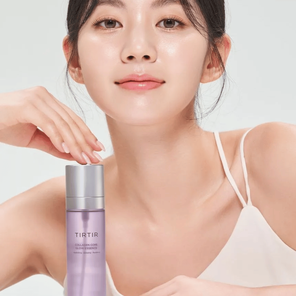 Femme avec une peau éclatante posant avec TIRTIR Collagen Core Glow Essence – une essence illuminatrice pour une peau plus ferme et hydratée.