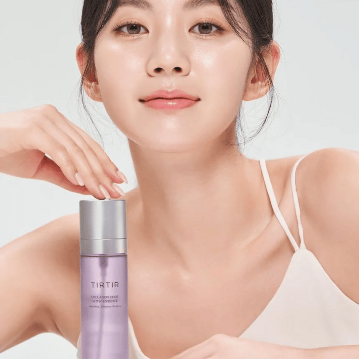 Femme avec une peau éclatante posant avec TIRTIR Collagen Core Glow Essence – une essence illuminatrice pour une peau plus ferme et hydratée.