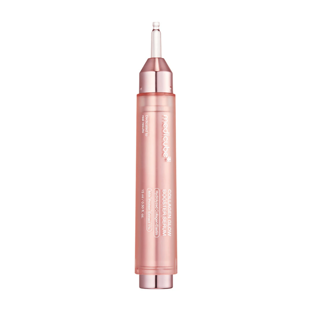 Medicube Collagen Glow Booster Serum est un produit de soin de la peau avancé conçu pour améliorer l'éclat et l'élasticité de la peau. L'emballage est élégant en rose, ce qui souligne l'accent mis par le sérum sur le fait de donner à la peau un éclat jeune et radieux.