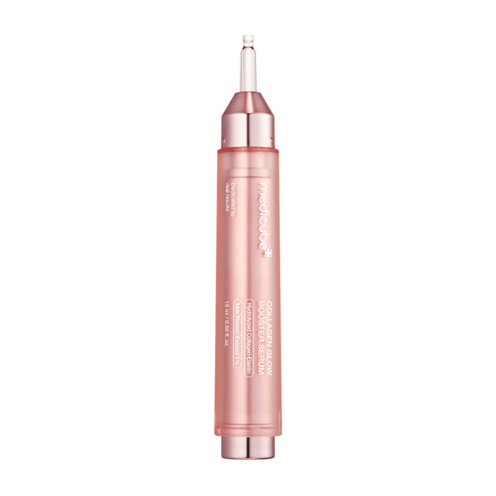 Medicube Collagen Glow Booster Serum est un produit de soin de la peau avancé conçu pour améliorer l'éclat et l'élasticité de la peau. L'emballage est élégant en rose, ce qui souligne l'accent mis par le sérum sur le fait de donner à la peau un éclat jeune et radieux.