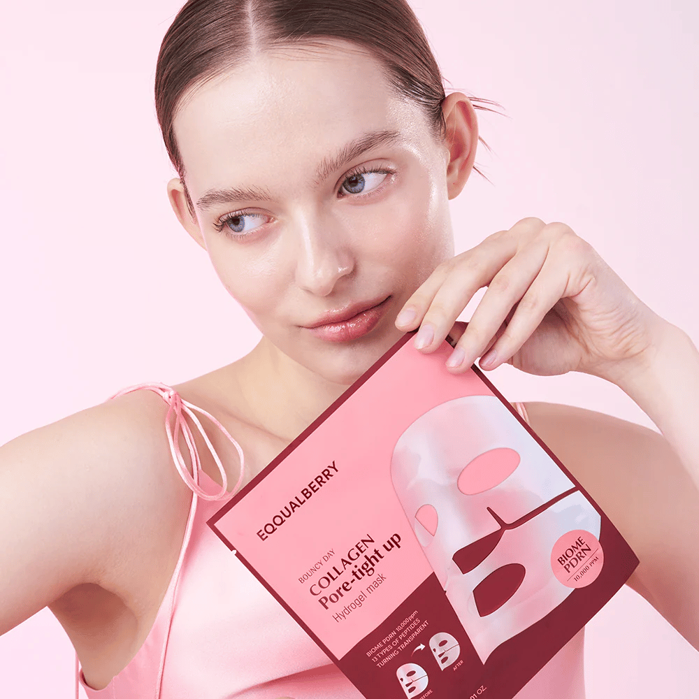 Une femme tient un paquet avec le masque facial Collagen Pore-tight Up Hydrogel Mask devant elle, tout en regardant de côté avec une peau naturelle et fraîche.