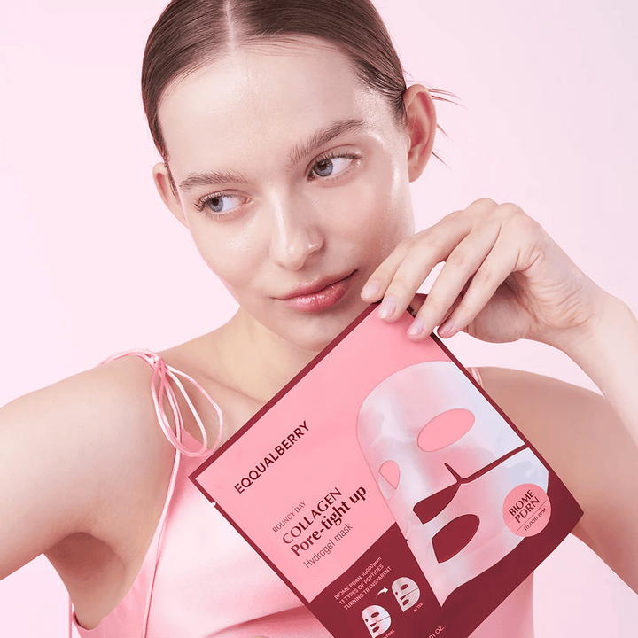 Une femme tient un paquet avec le masque facial Collagen Pore-tight Up Hydrogel Mask devant elle, tout en regardant de côté avec une peau naturelle et fraîche.