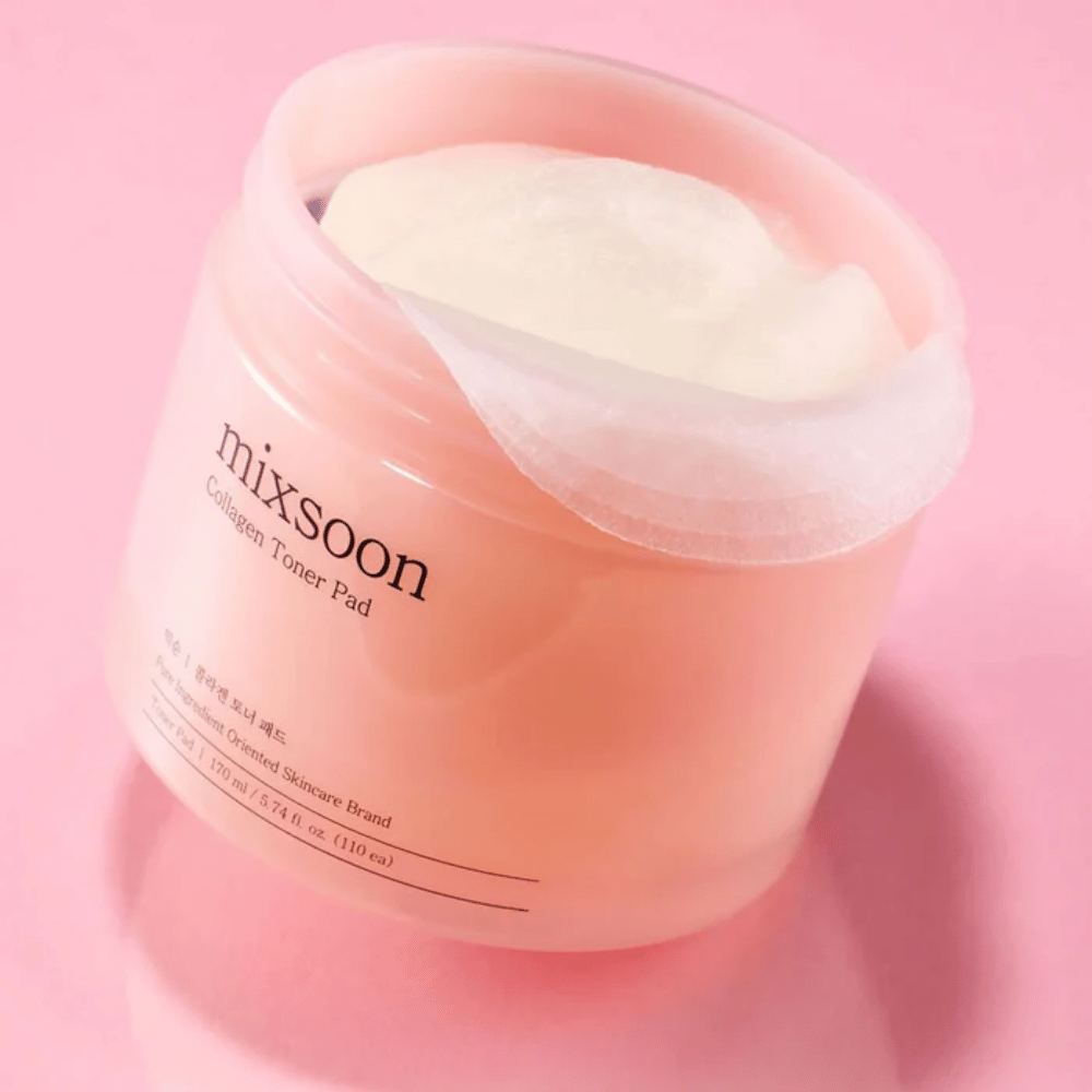 Mixsoon Collagen Toner Pad avec 110 tampons dans un pot rose, photographié sur un fond rose.