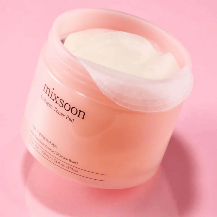 Mixsoon Collagen Toner Pad avec 110 tampons dans un pot rose, photographié sur un fond rose.