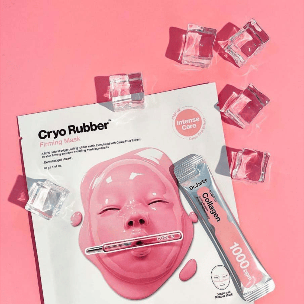 Une image de produit Dr.Jart+ de Cryo Rubber™ Firming Mask entourée de glaçons sur un fond rose, accompagnée d'un tube marqué "Collagen 1000 ppm".