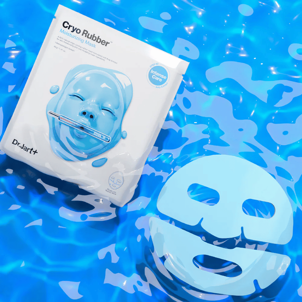Dr.Jart+ Cryo Rubber Moisturizing Mask dans un emballage bleu repose sur une surface d'eau avec un masque en caoutchouc bleu. Le produit est mis en avant comme un soin hydratant intensif.