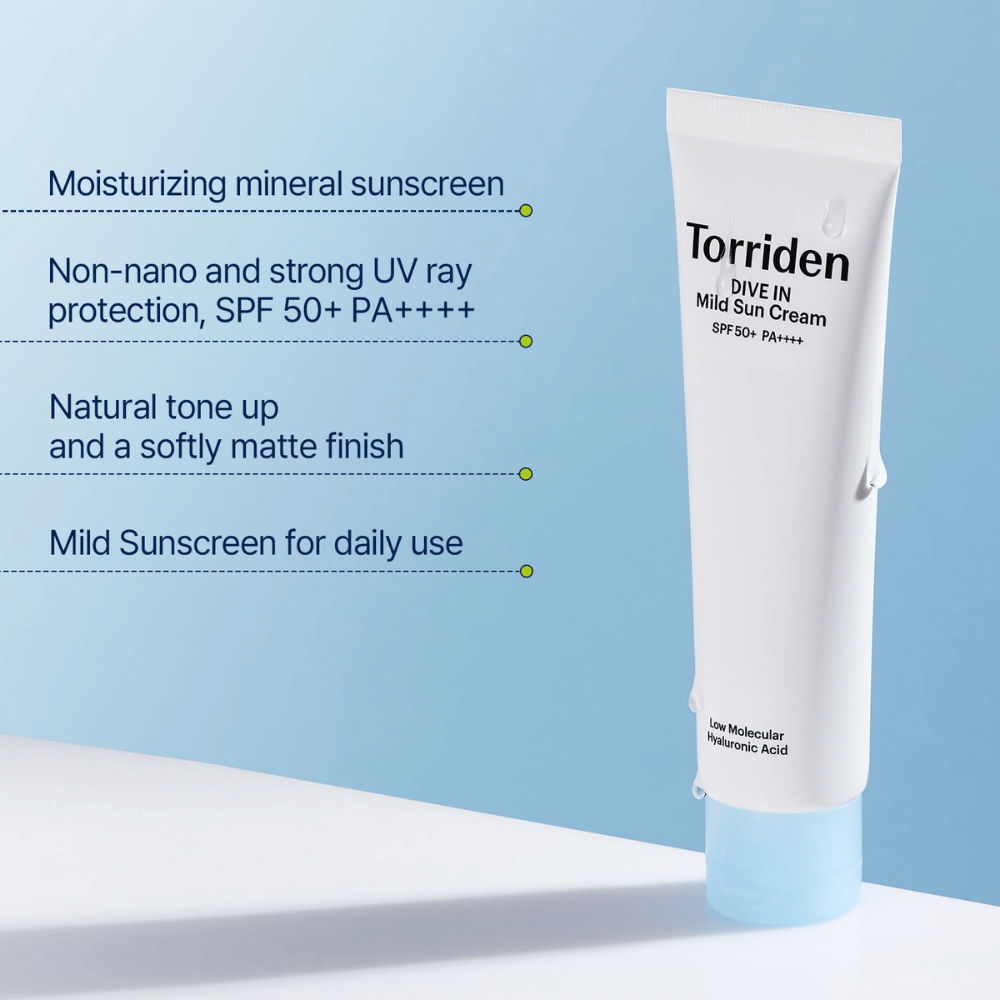 Un tube de crème solaire est posé debout sur un fond bleu clair avec un texte décrivant des caractéristiques telles que SPF 50+, l’hydratation et l’usage quotidien.