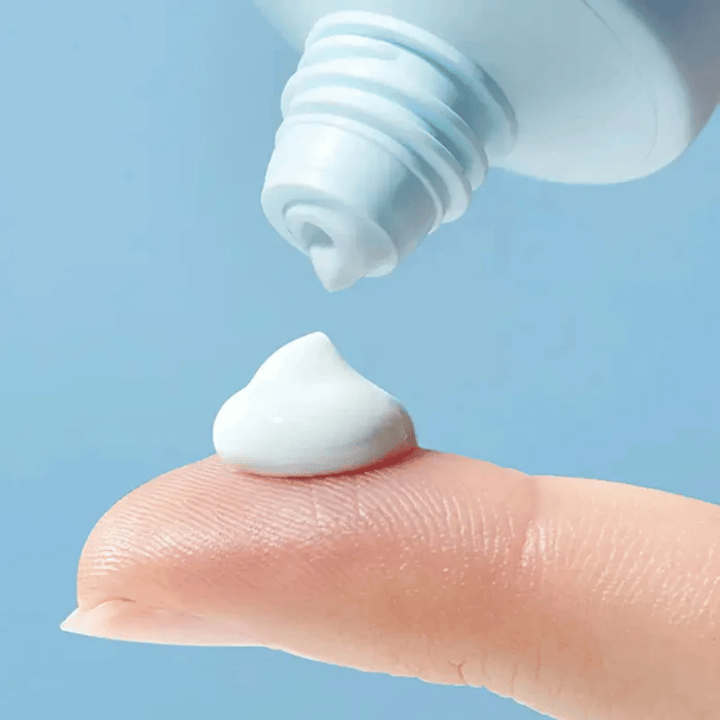 Gros plan sur Torriden DIVE-IN Moisture Sun Cream avec une texture douce et hydratante déposée sur le bout du doigt pour une protection solaire quotidienne.