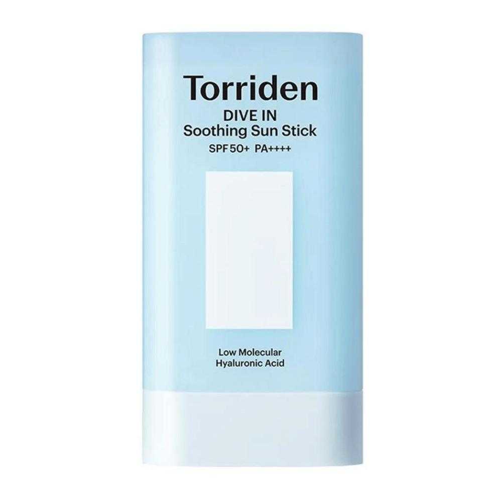 Torriden DIVE IN Soothing Sun Stick SPF50+ PA++++ avec de l’acide hyaluronique à faible poids moléculaire dans un emballage bleu clair sur fond neutre.