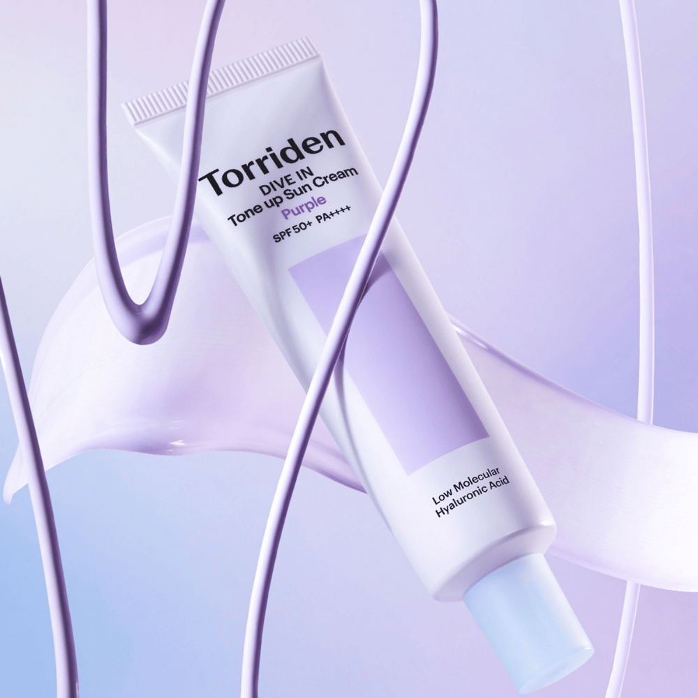 Torriden DIVE IN Tone Up Sun Cream Purple SPF50+ PA++++ présenté dans un décor produit créatif avec des détails violets qui mettent en valeur la formule hydratante.