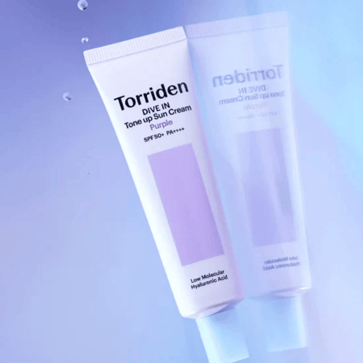 Torriden DIVE IN Tone Up Sun Cream Purple SPF50+ PA++++ photographié sur un fond violet doux qui met en valeur le design réfléchissant la lumière du produit.