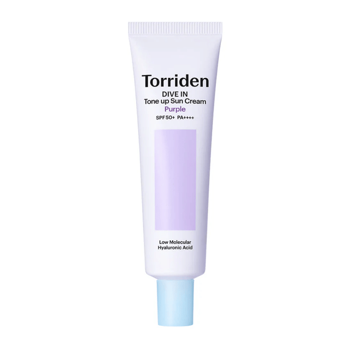 Torriden DIVE IN Tone Up Sun Cream Purple SPF50+ PA++++ dans un tube blanc et violet avec de l’acide hyaluronique à bas poids moléculaire sur un fond neutre.