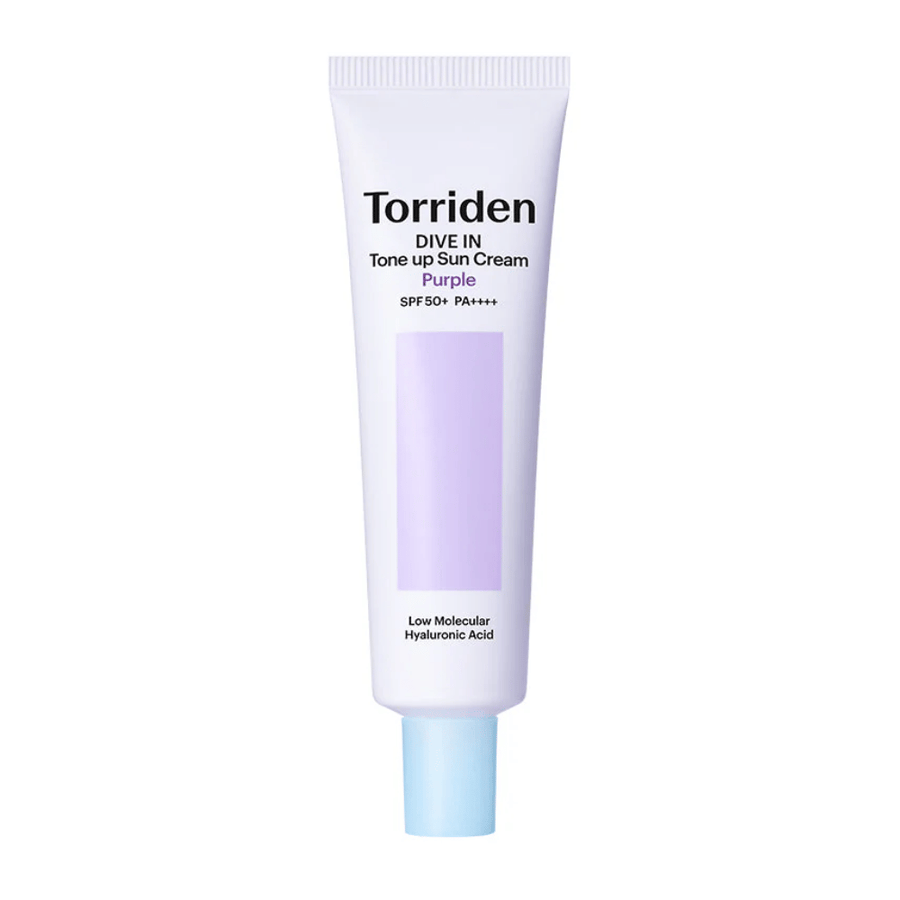 Torriden DIVE IN Tone Up Sun Cream Purple SPF50+ PA++++ dans un tube blanc et violet avec de l’acide hyaluronique à bas poids moléculaire sur un fond neutre.