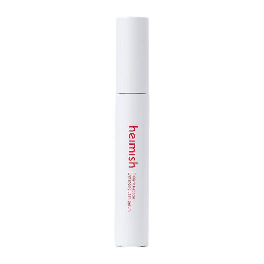 Image du produit Heimish Dailism Peptide Enhancing Lash Serum sur fond clair. Le sérum soin des cils est présenté dans un emballage blanc épuré, mettant l’accent sur le soin quotidien et l’effet fortifiant pour les cils.