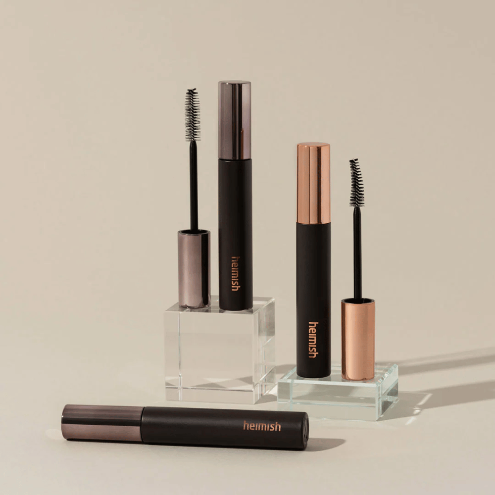 Heimish Dailism Smudge Stop Mascara avec des brosses visibles qui montrent la différence entre la brosse volumisante et la brosse recourbante.