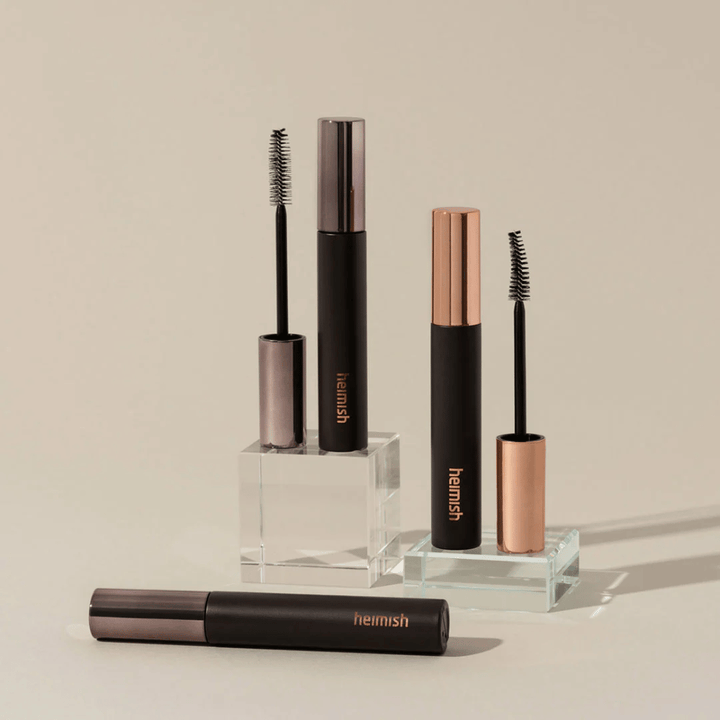 Heimish Dailism Smudge Stop Mascara avec des brosses visibles qui montrent la différence entre la brosse volumisante et la brosse recourbante.