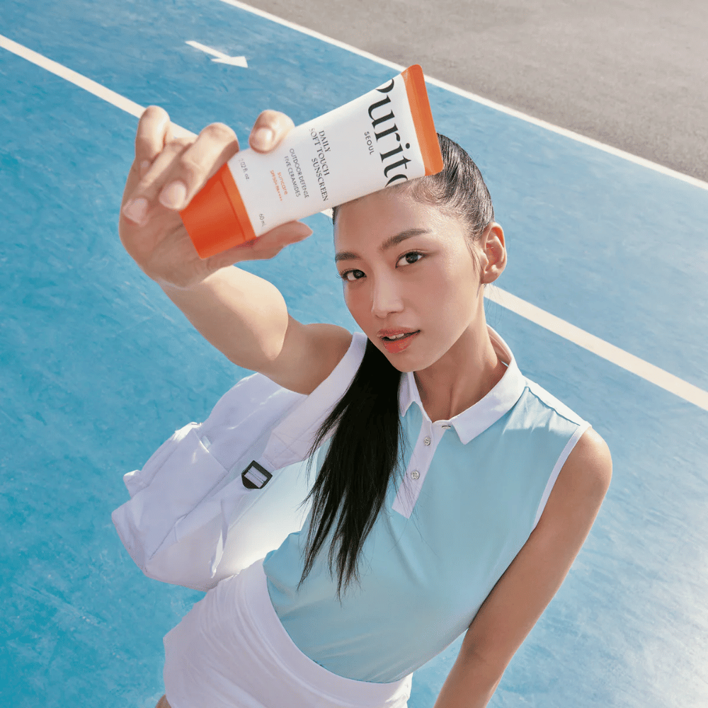 Purito Daily Soft Touch Sunscreen est le choix parfait pour vous avec un mode de vie actif. Avec SPF50+ PA++++, il protège la peau des rayons UV nocifs tout en gardant la peau hydratée et équilibrée. La formule légère et soyeuse ne laisse aucun film blanc et convient même aux peaux sensibles. Contient cinq céramides et de la Centella Asiatica apaisante – parfait pour le sport, la vie quotidienne et les aventures ensoleillées.