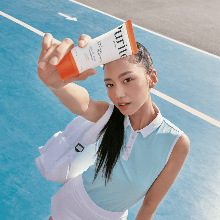 Purito Daily Soft Touch Sunscreen est le choix parfait pour vous avec un mode de vie actif. Avec SPF50+ PA++++, il protège la peau des rayons UV nocifs tout en gardant la peau hydratée et équilibrée. La formule légère et soyeuse ne laisse aucun film blanc et convient même aux peaux sensibles. Contient cinq céramides et de la Centella Asiatica apaisante – parfait pour le sport, la vie quotidienne et les aventures ensoleillées.