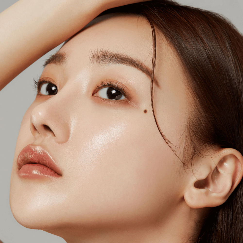 Gros plan sur une peau éclatante – le résultat de Medicube Deep Lifting Peptide Eye Cream qui renforce l'élasticité de la peau et hydrate.