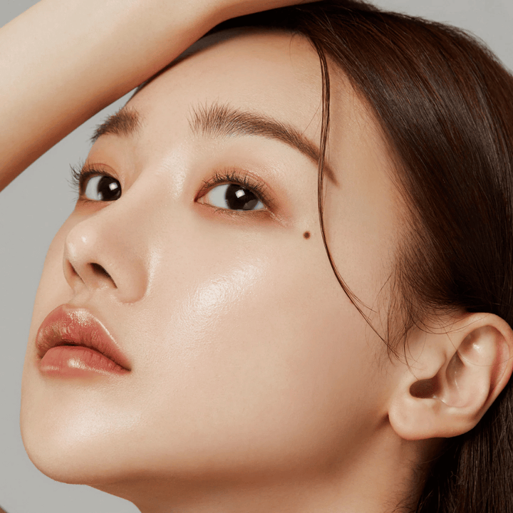 Gros plan sur une peau éclatante – le résultat de Medicube Deep Lifting Peptide Eye Cream qui renforce l'élasticité de la peau et hydrate.