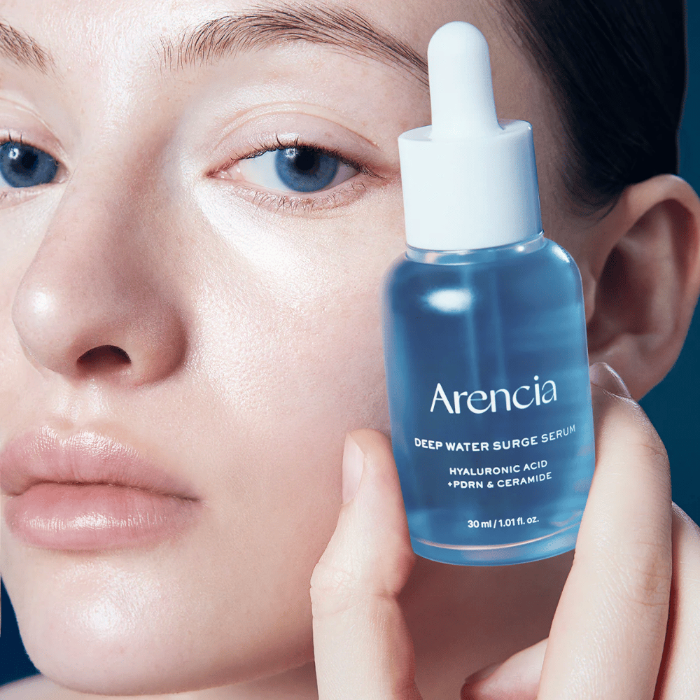 Modèle appliquant Arencia Deep Water Surge Serum – sérum coréen hydratant avec acide hyaluronique, PDRN et céramides qui apaise la peau sensible et renforce la barrière cutanée.
