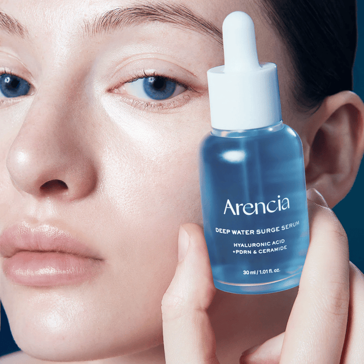 Modèle appliquant Arencia Deep Water Surge Serum – sérum coréen hydratant avec acide hyaluronique, PDRN et céramides qui apaise la peau sensible et renforce la barrière cutanée.