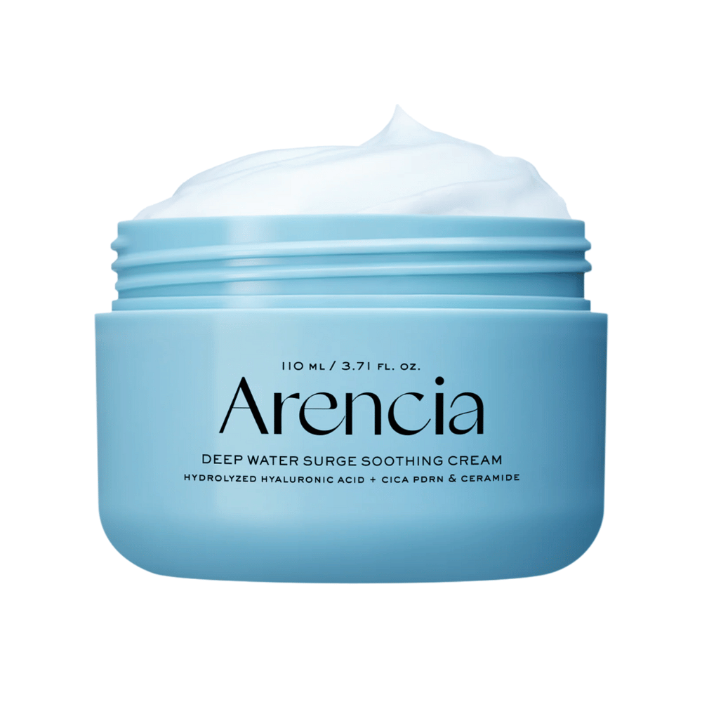 Gros plan sur Arencia Deep Water Surge Soothing Cream montrant la texture douce et rafraîchissante de la crème pour une hydratation profonde des peaux sèches et sensibles.