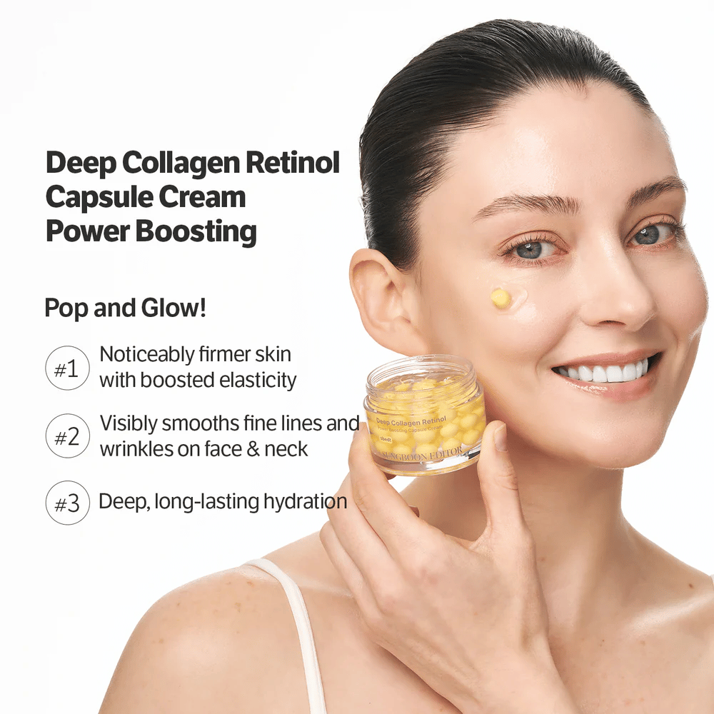Une personne souriante applique Sungboon Editor Deep Collagen Retinol Capsule Cream sur la joue. Crème qui raffermit la peau et lisse les lignes.
