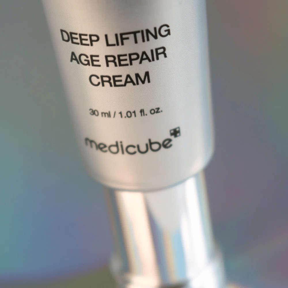 Gros plan sur Medicube Deep Lifting Age Repair Cream en emballage argenté, 30 ml.