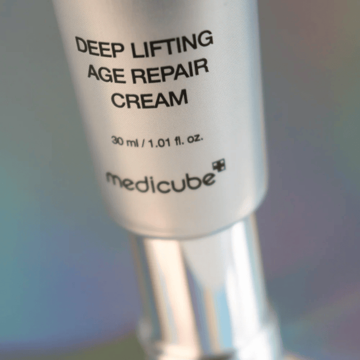 Gros plan sur Medicube Deep Lifting Age Repair Cream en emballage argenté, 30 ml.