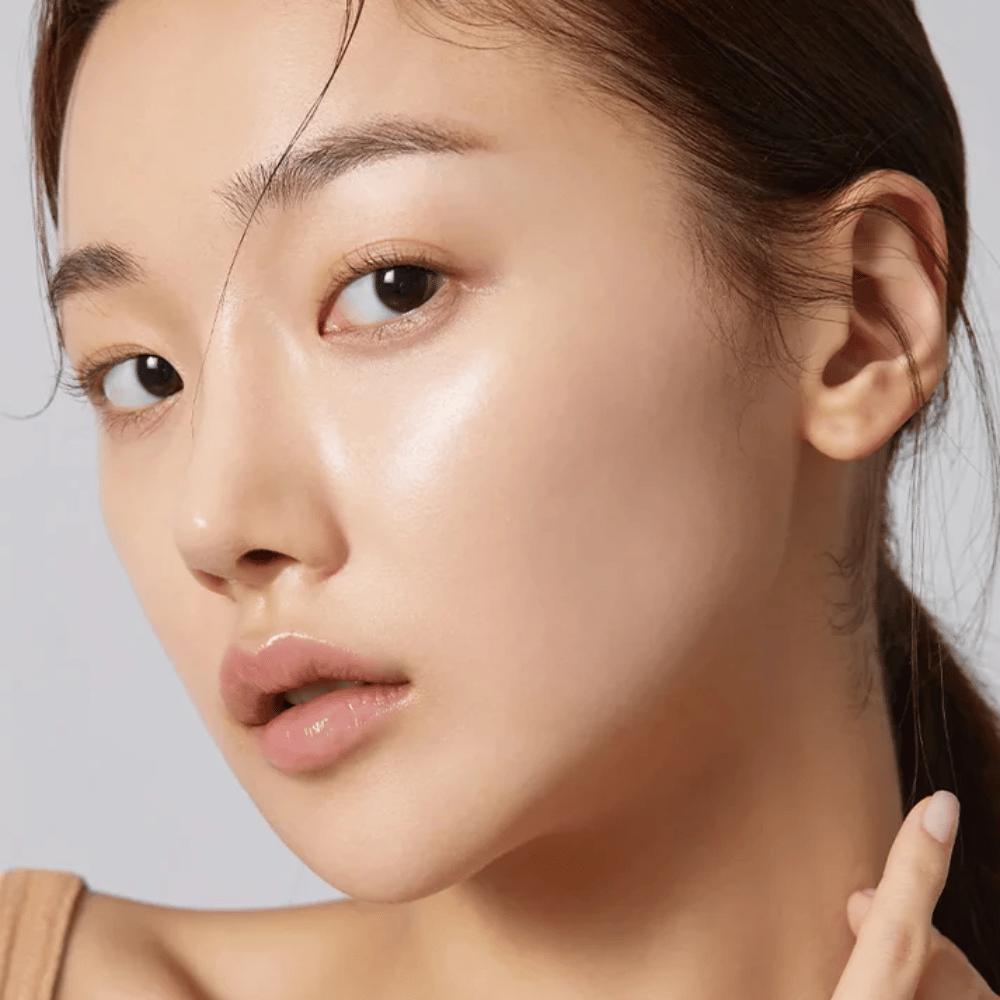 Gros plan sur un modèle avec une peau claire, hydratée et un éclat naturel après utilisation de Masque tissu coréen.