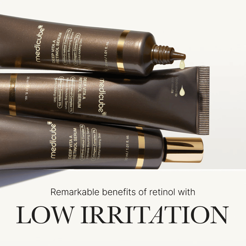 Trois tubes de Medicube Deep Vita A Retinol Serum avec des gouttes de sérum, mettant en avant les avantages du rétinol avec une faible irritation.
