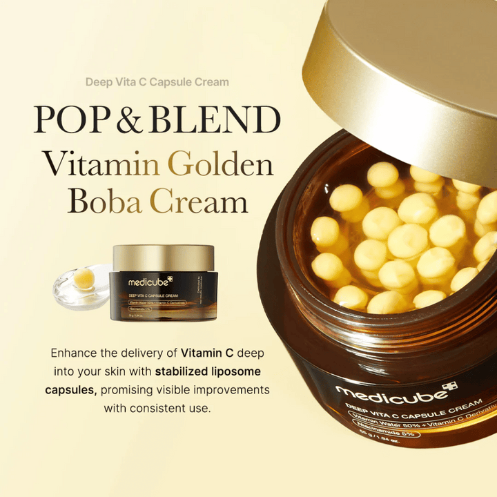 L'emballage de "Medicube Deep Vita C Capsule Cream," une crème enrichie en vitamine C contenant des capsules liposomales stabilisées pour pénétrer efficacement la peau. Le texte "POP & BLEND Vitamin Golden Boba Cream" souligne les caractéristiques du produit, et la présentation visuelle montre les capsules qui promettent des améliorations visibles avec une utilisation continue.