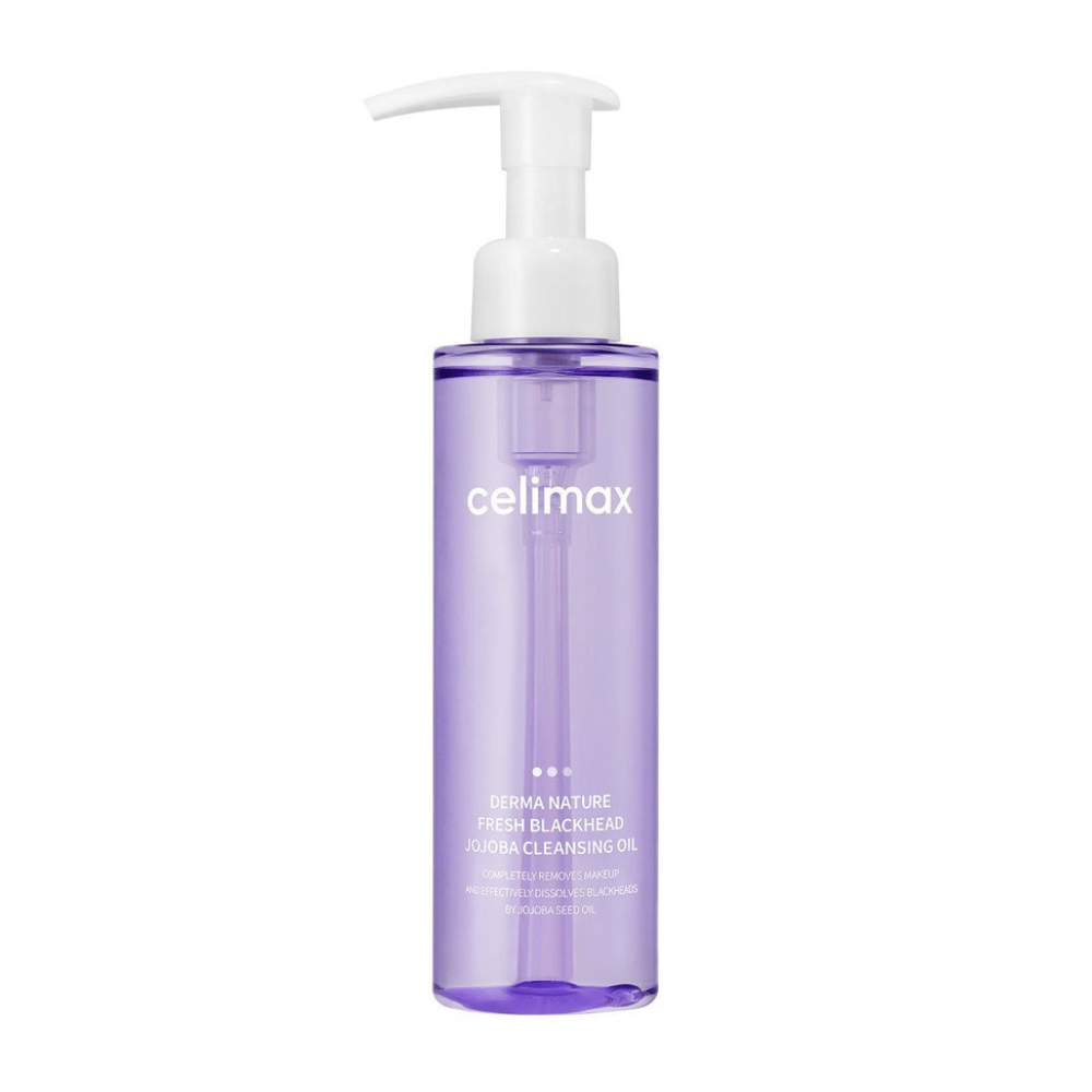 Bouteille de Celimax Derma Nature Fresh Blackhead Jojoba Cleansing Oil dans un emballage violet transparent avec une pompe blanche, sur fond blanc.