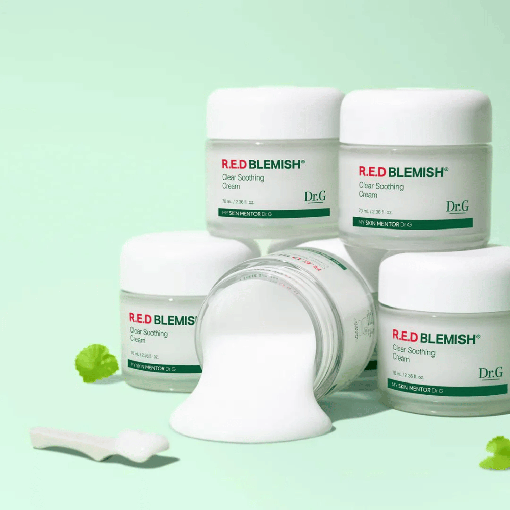 Dr.G R.E.D Blemish Clear Soothing Cream offre une hydratation intense et un soulagement pour les peaux sensibles. La formule avec Centella Asiatica et acide hyaluronique renforce la barrière cutanée et réduit l'irritation. Parfait pour un usage quotidien pour un teint équilibré et clair.