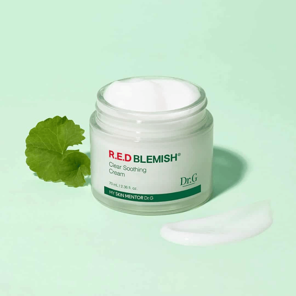 Dr.G R.E.D Blemish Clear Soothing Cream apaise et hydrate les peaux sensibles. Enrichi en Centella Asiatica et en acide hyaluronique, il renforce la barrière cutanée et réduit les rougeurs. Parfait pour un soin quotidien pour une peau équilibrée et claire.