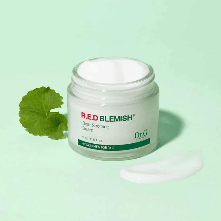 Dr.G R.E.D Blemish Clear Soothing Cream apaise et hydrate les peaux sensibles. Enrichi en Centella Asiatica et en acide hyaluronique, il renforce la barrière cutanée et réduit les rougeurs. Parfait pour un soin quotidien pour une peau équilibrée et claire.