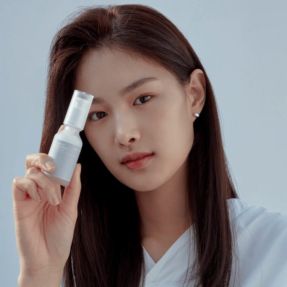 Modèle tient Celimax Dual Barrier Boosting Serum, soin coréen qui renforce la barrière cutanée et apaise la peau sensible.