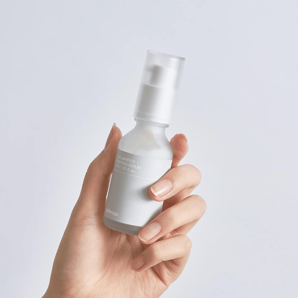Celimax Dual Barrier Boosting Serum en main, emballage minimaliste montrant sérum coréen renforçant la barrière pour peau sensible.