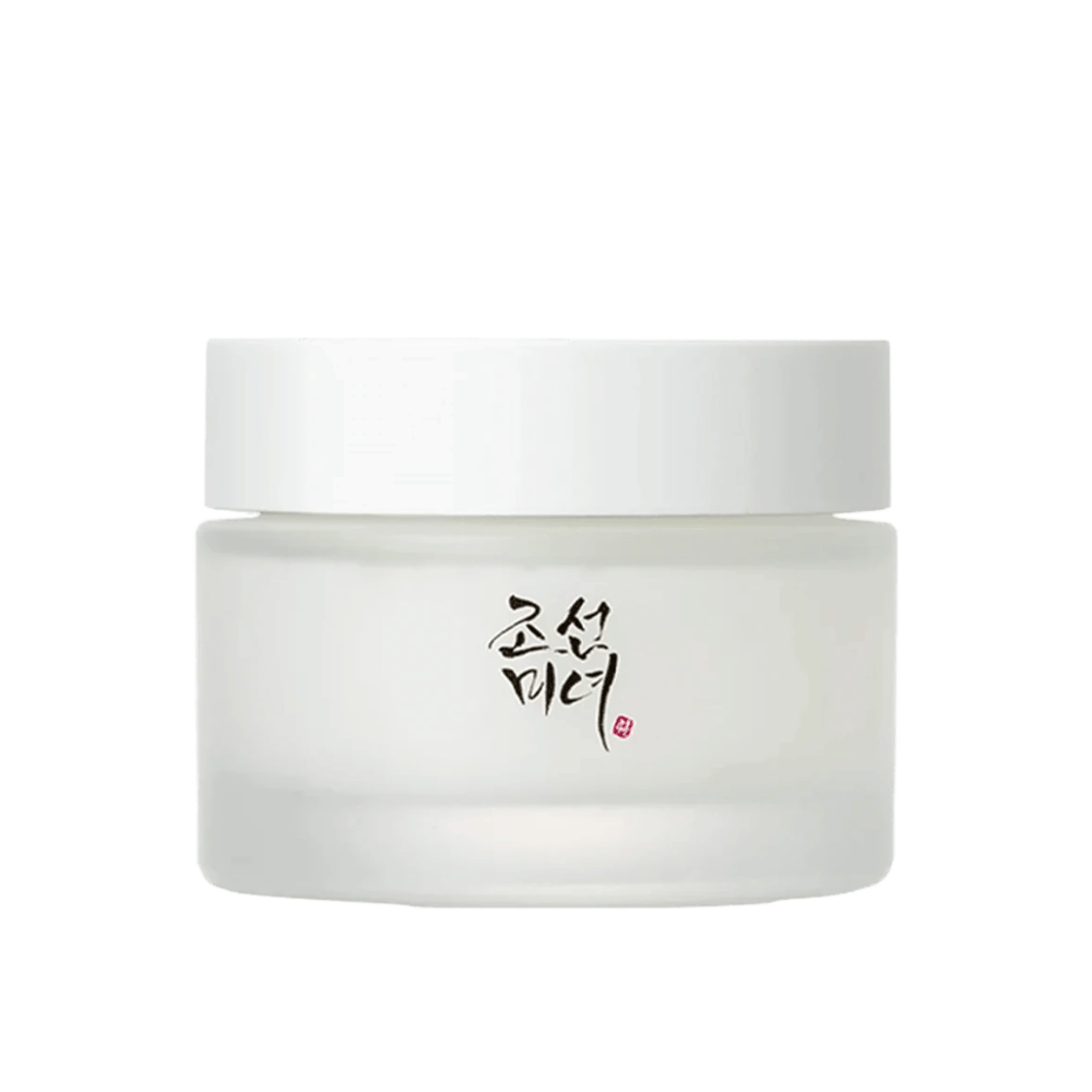 L'image montre un pot "Beauty of Joseon Dynasty Cream". L'emballage est en verre dépoli avec un simple couvercle blanc, élégamment décoré de calligraphie coréenne traditionnelle en noir. Le produit est destiné à offrir des soins de la peau nourrissants inspirés des anciennes routines de beauté coréennes.