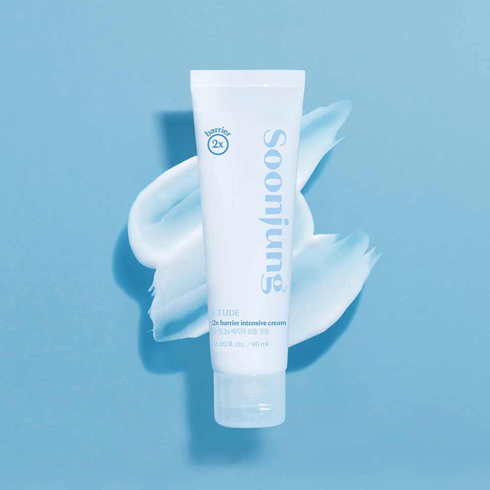 Un tube de crème blanche qui répare les dommages cutanés et hydrate la peau, plus précisément ETUDE Soon Jung 2x Barrier Intensive Cream 60ml, sur fond bleu.