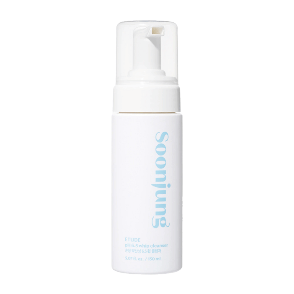 Une bouteille pompe blanche avec le texte "Soon Jung pH 6.5 Whip Cleanser" de ETUDE, contient 5.07 oz. / 150 ml. Le design est simple et moderne avec un fond blanc épuré.