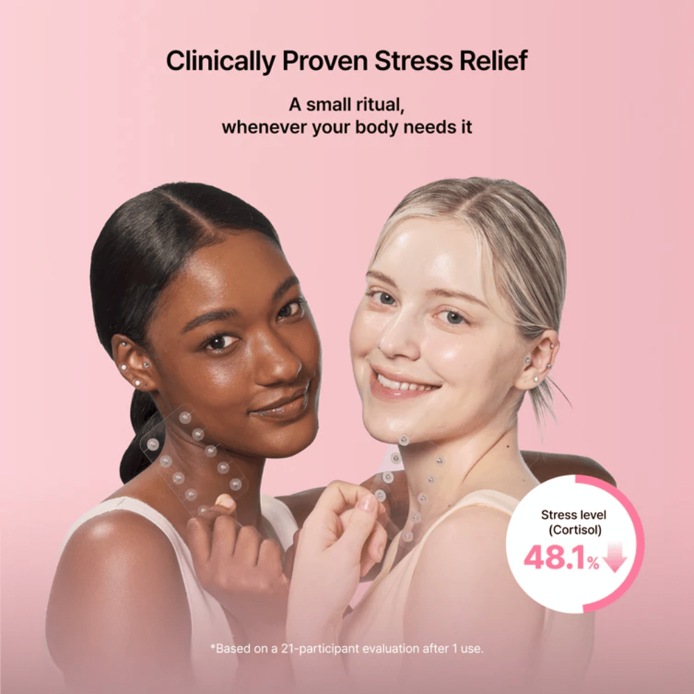 Deux modèles montrent l’utilisation de RETURNITY Ear Therapy Acupressure Patch. L’image met en avant des résultats évalués cliniquement liés à la réduction du stress et au bien-être.