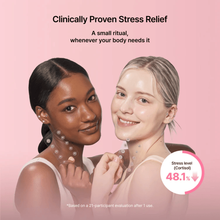 Deux modèles montrent l’utilisation de RETURNITY Ear Therapy Acupressure Patch. L’image met en avant des résultats évalués cliniquement liés à la réduction du stress et au bien-être.