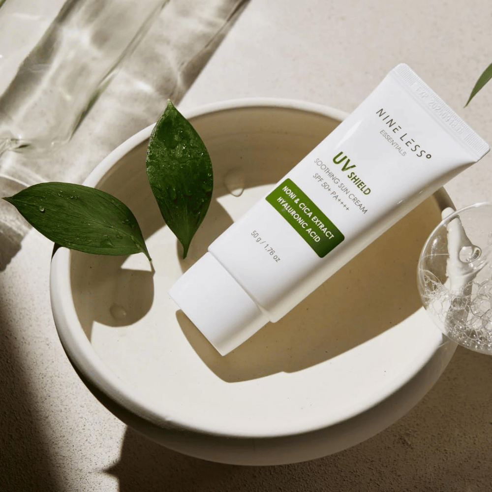 NINE LESS Essentials UV Shield Soothing Sun Cream SPF 50+ PA++++ avec des extraits apaisants de noni et de cica ainsi que de l’acide hyaluronique pour une protection solaire quotidienne et une hydratation.